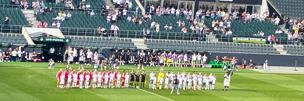 Bayern-Frauen im Borussia-Park