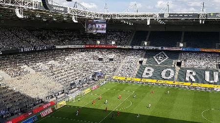 Pappkameraden im Borussia-Park