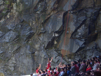 Gerissene Blockfahne der Braga-Fans