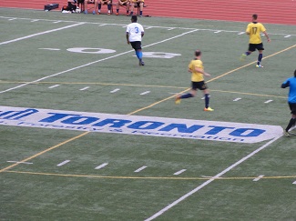 Schriftzug im Kunstrasen