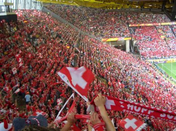 Die Südkurve fest in rot-weißer Hand