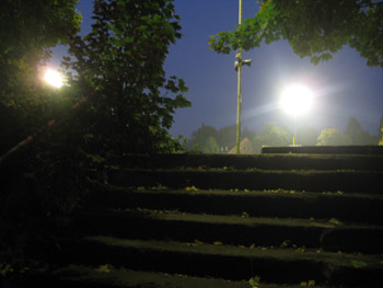 Versteckter Eingangsbereich zum Stadion Marienthal in Hamburg