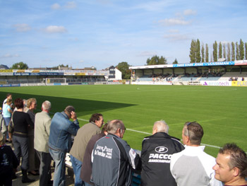 Tribünen Marke Standardbau auf zwei der vier Seiten