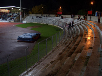 Die Virage Sud. Der kleine Haufen in der Mitte ist einer der erwähnten drei Fangruppierungen