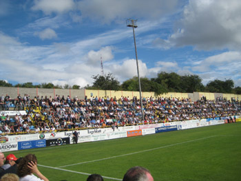 Gute besuchte Gegengerade in Dudelange