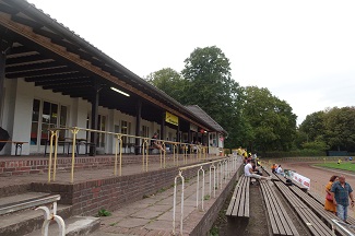 Haupttribüne Edelstahlkampfbahn