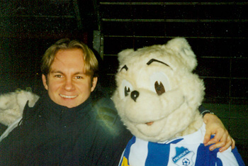 Eddie der Eisbär (rechts)