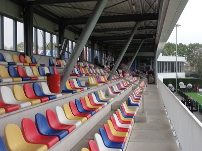 Bunte Tribüne im Sportpark de Strijp
