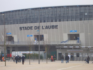 Außenansicht des modernen Stadions