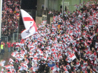 Rot-Weiße Fähnchen badenova-Stadion in Freiburg