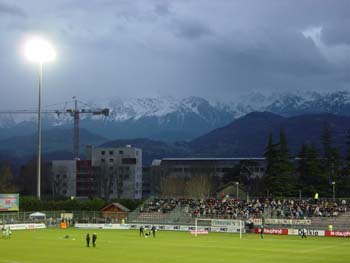 Das Stade Lesdiguières in Grenoble vor Bergkulisse