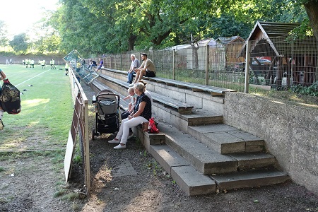 Warbruckstraße Tribüne