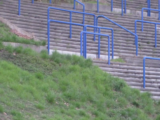 Die steilen und hohen Stehränge im Ischeland-Stadion in Hagen
