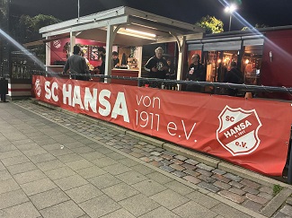 Fußball neben dem Hochbunker