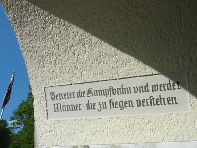 Betretet die Kampfbahn und werdet Männer, die zu siegen verstehn