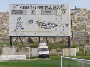 Die Anzeigetafel beim Hibernians Football Club