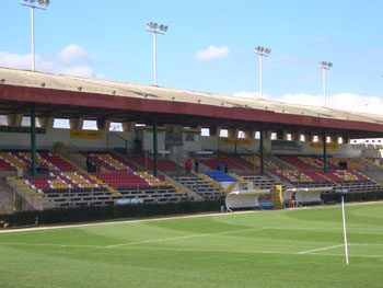 Die Haupttribüne des Hibs Ground in Paola