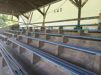 Holzbänke