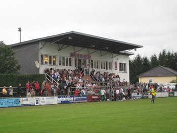 Die Haupttribüne im Terrain Um Bechel