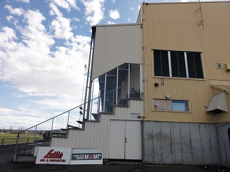 Tribüne und Halle Rücken an Rücken