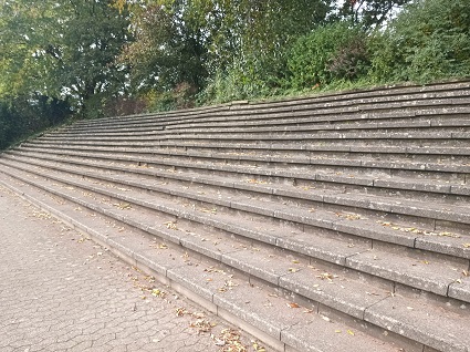 Stufen an der Bezirkssportanlage Reitweg