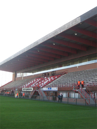 Haupttribüne im Guldensporenstadion in Kortrijk
