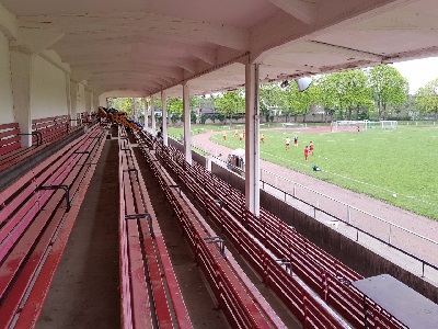 Rote Holzbänke bei Preußen Krefeld