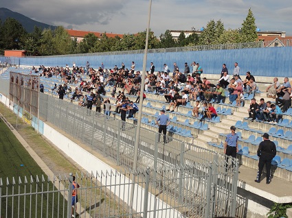 Tribnüne im Stadiumi Zeqir Ymeri