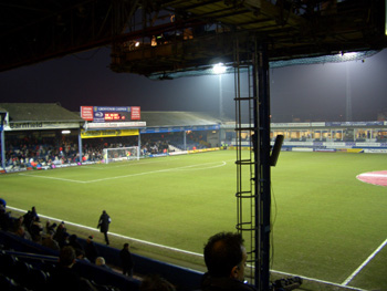 Links die Gästetribüne, rechts die ersten VIP-Boxen