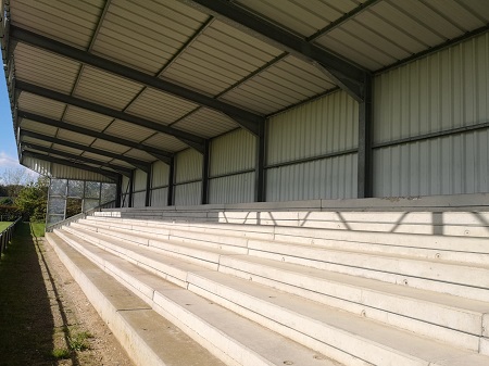 Tribüne im Sportpark Maaseik