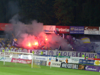 Bengalische Feuer während der 2. Halbzeit