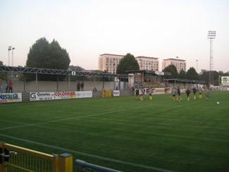 Die Gegengerade im stade communal de Namur bietet in der Hauptsache Stehplätze