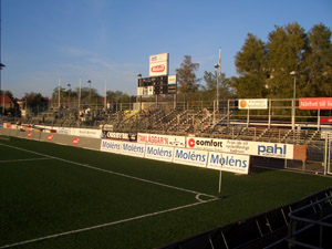 Die noch bestehende Tribüne im Osten