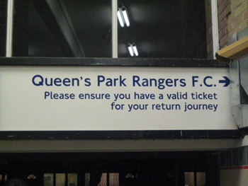 Hinweisschild in der Metro-Station White City