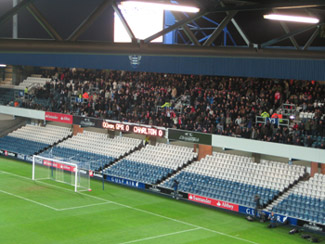 Fans von Charlton Athletic beim Derby gegen die Queens Park Rangers