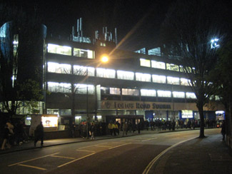 Die Haupttribüne von Außen