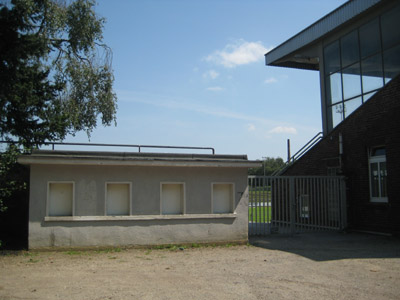 Kassenhäuschen neben der Haupttribüne