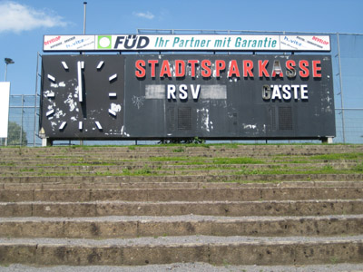 Die (inzwischen) ramponierte Anzeigetafel vom Bökelberg