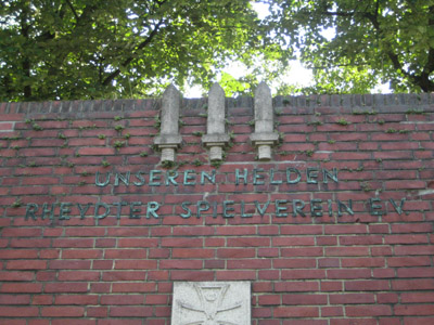 Das Kriegsdenkmal thront mitten in der Kurve