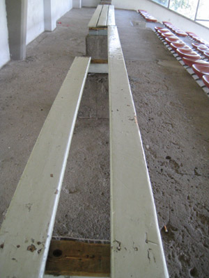 Die Holzbänke auf der Haupttribüne haben schon bessere Zeiten gesehen