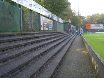 Die Gegengerade, hinten der Gästeblock