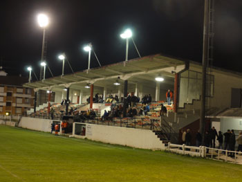 Haupttribüne im Estadio Arlonagusia