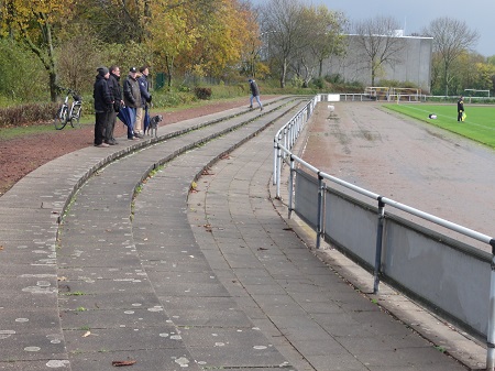 Gegengerade im Stadion Oberbruch