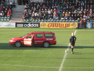 Der Spielball kommt per Auto