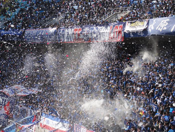 Viel Konfetti bei den Fans der Suwon Bluewings