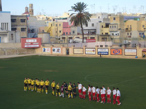 Eine einsame Palme, in der Ecke die Anzeigetafel