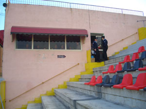 Die besten Plätze in der Bar haben sich die Rentner gesichert