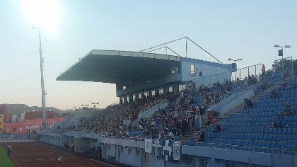 Gut gefüllte Tribüne