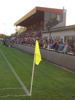 Haupttribüne im Mirakelstadion