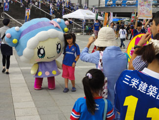 Vor dem Stadion in Yokohama